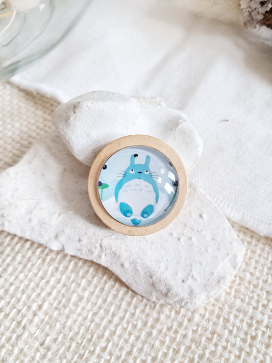 Broche cabochon Totoro en bois