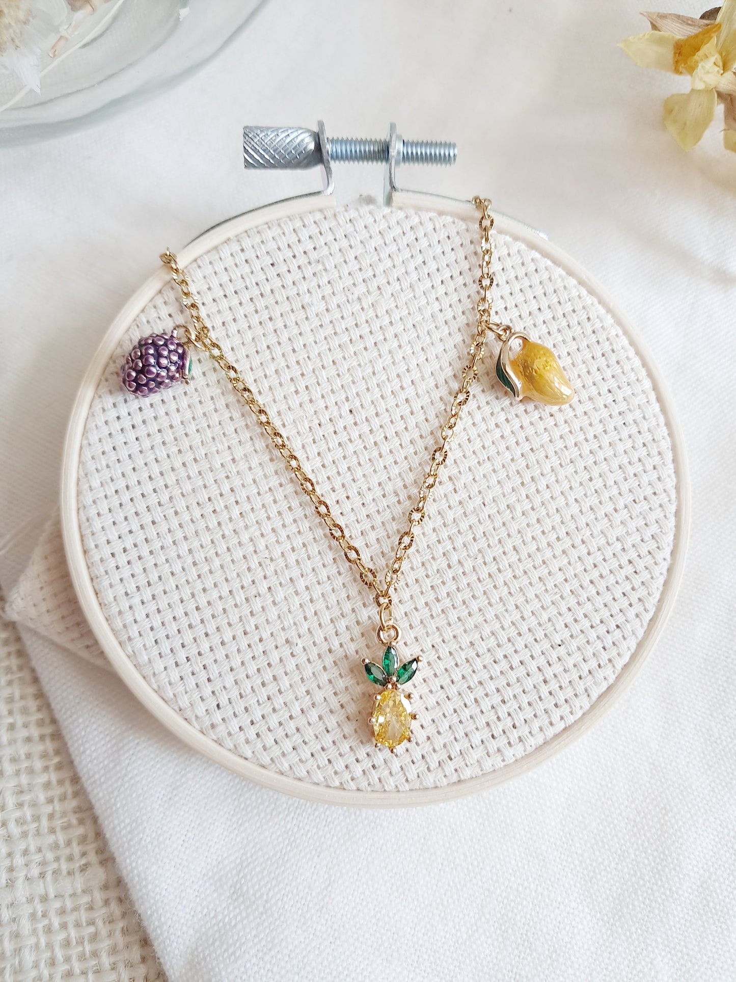 Collier fruits : mangue, ananas et mûre