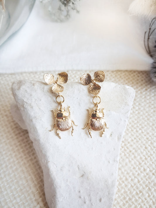 Boucles d'oreilles pendantes fleurs et scarabées