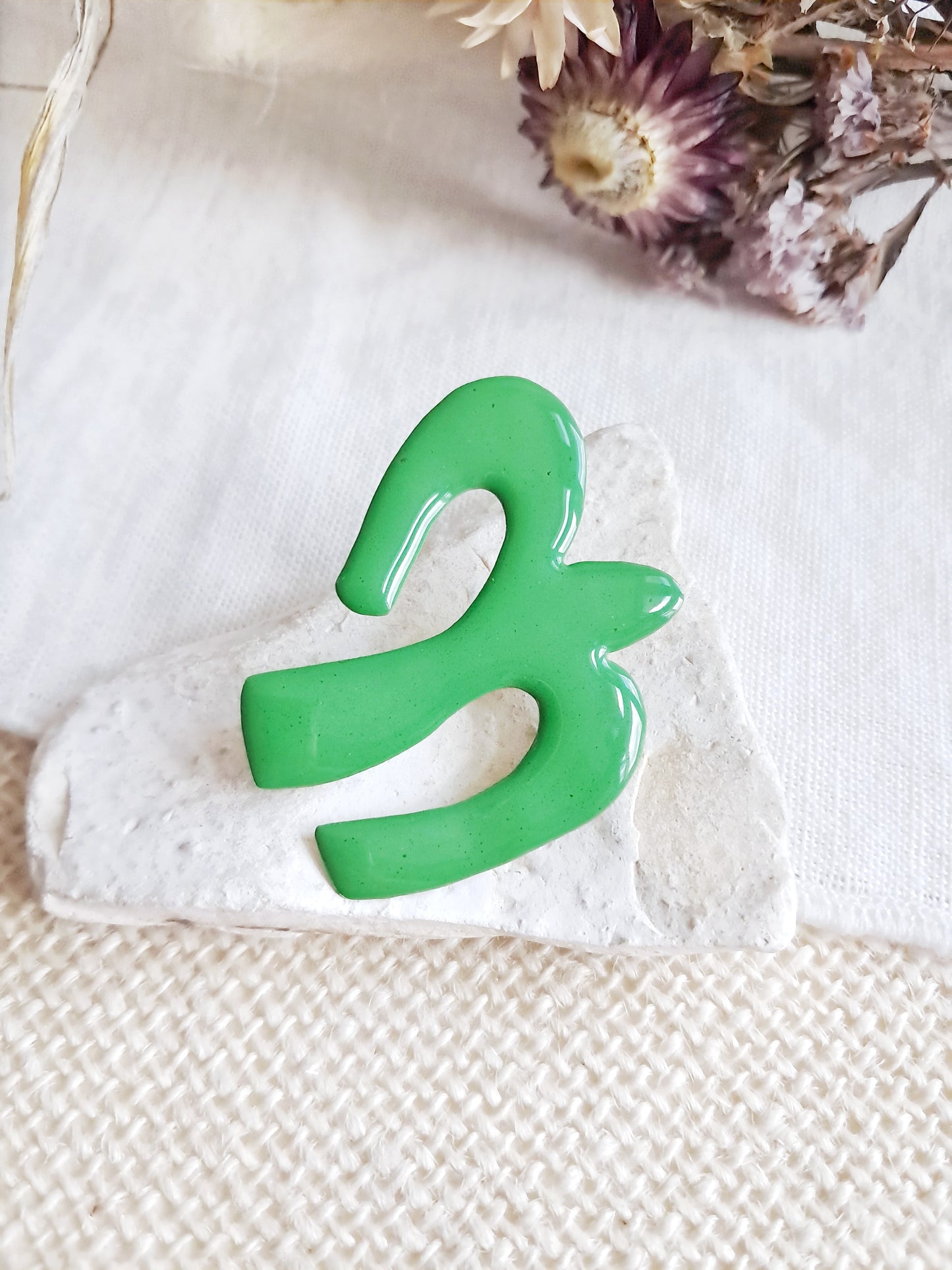 Broche oiseau vert de Matisse en laiton et émail