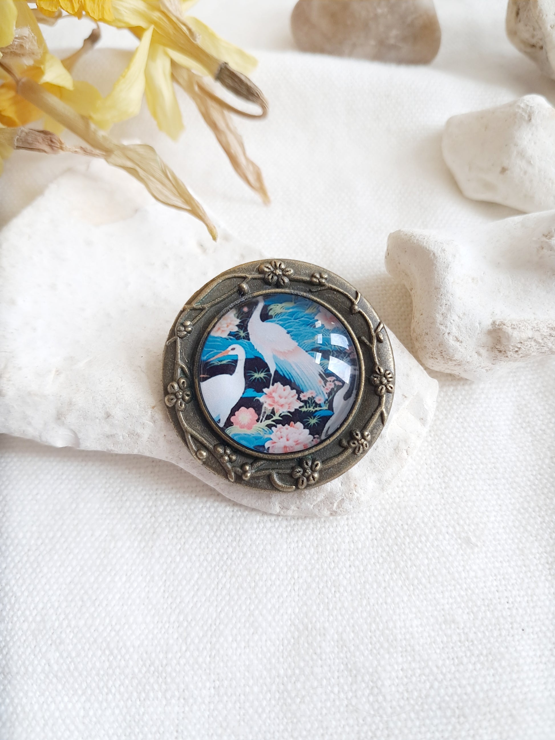 Broche cabochon oiseaux couple de grues asiatiques