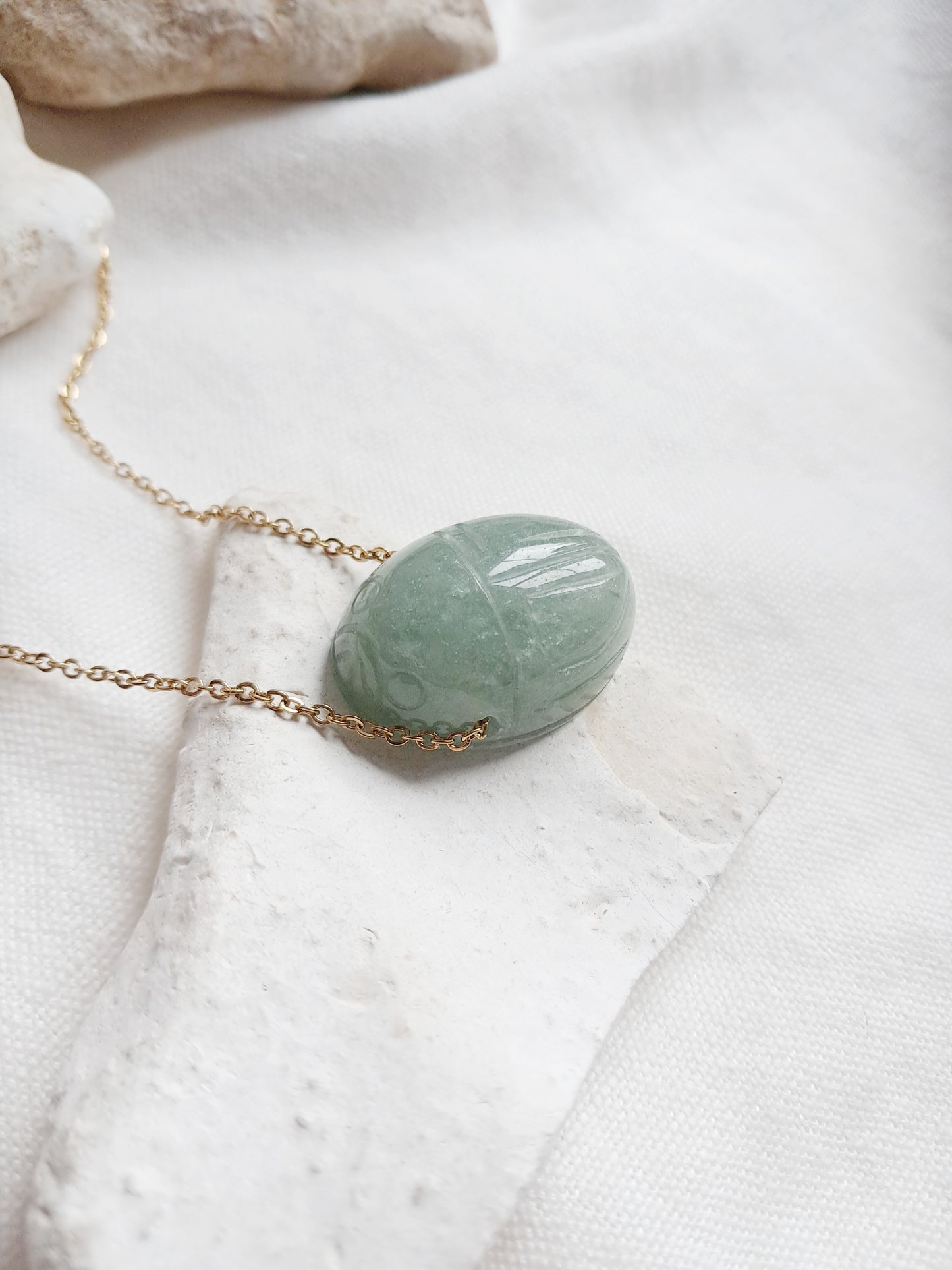 Collier scarabée en aventurine verte et acier inoxydable doré