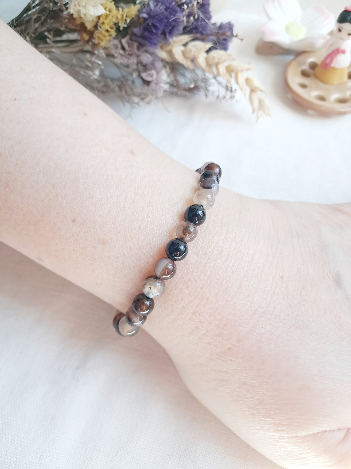 Bracelet « Fleurs et oiseaux dans un jardin » en agate café