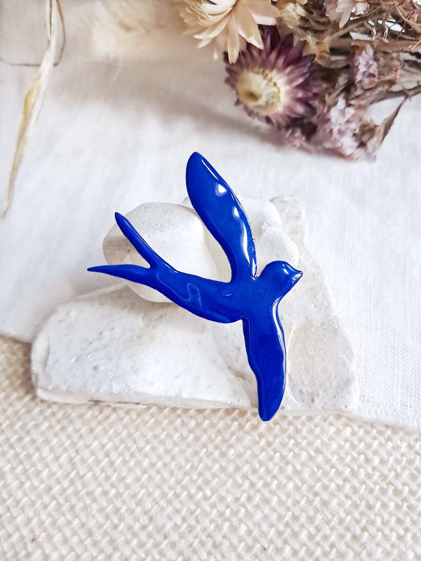 Pin's oiseau bleu de Matisse en laiton et émail