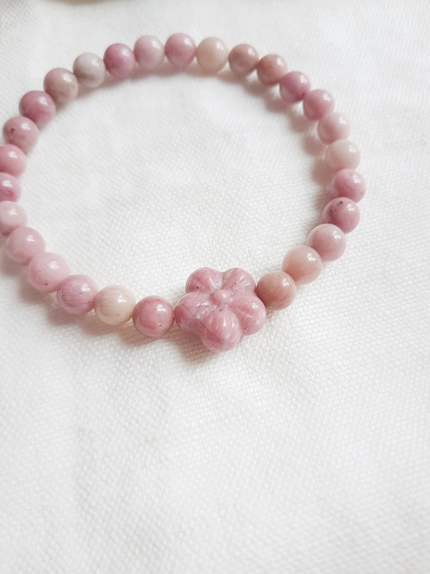 Bracelet perle sculptée fleur en rhodonite