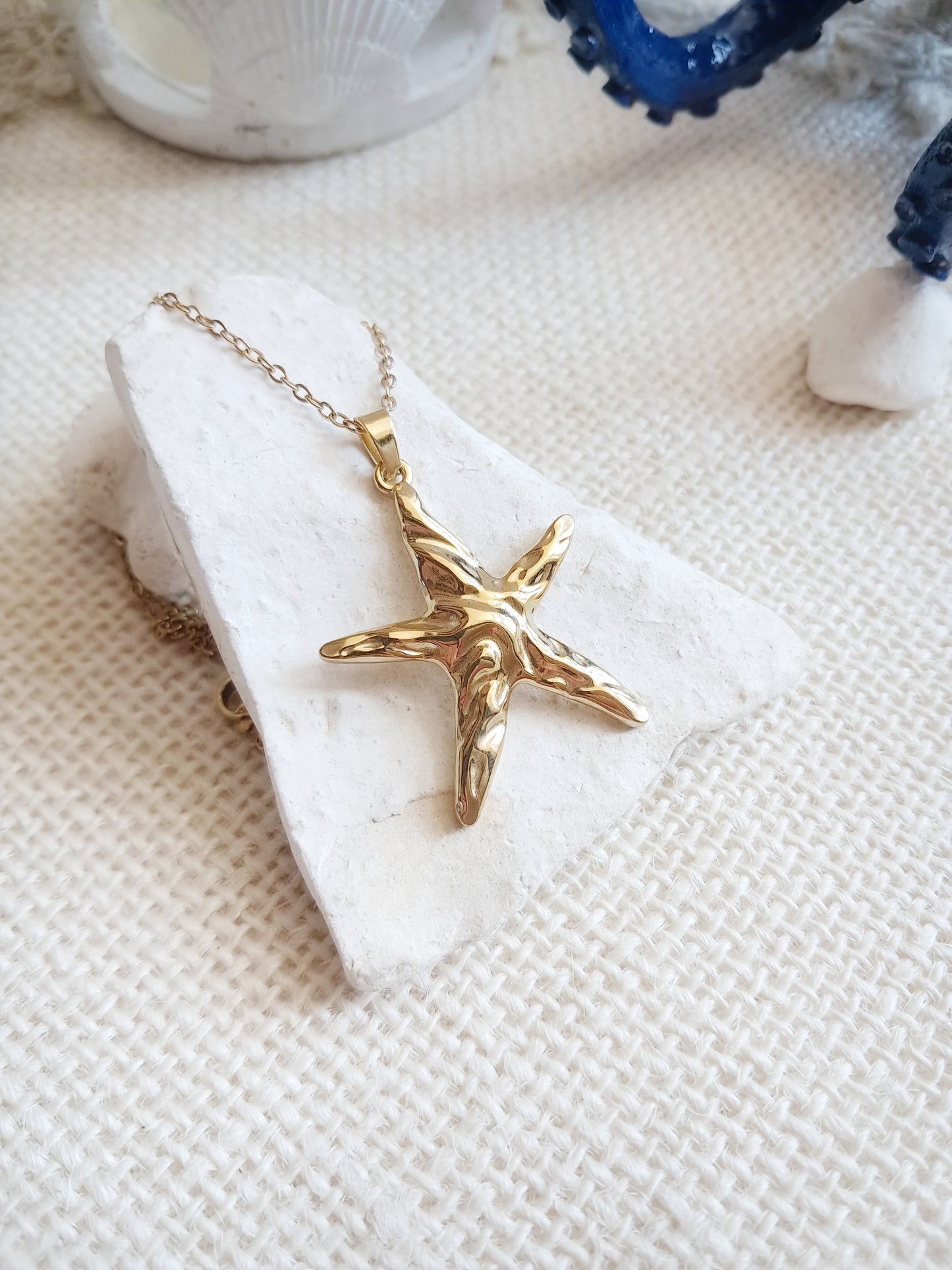 Collier pendentif étoile de mer texturée en acier inoxydable doré