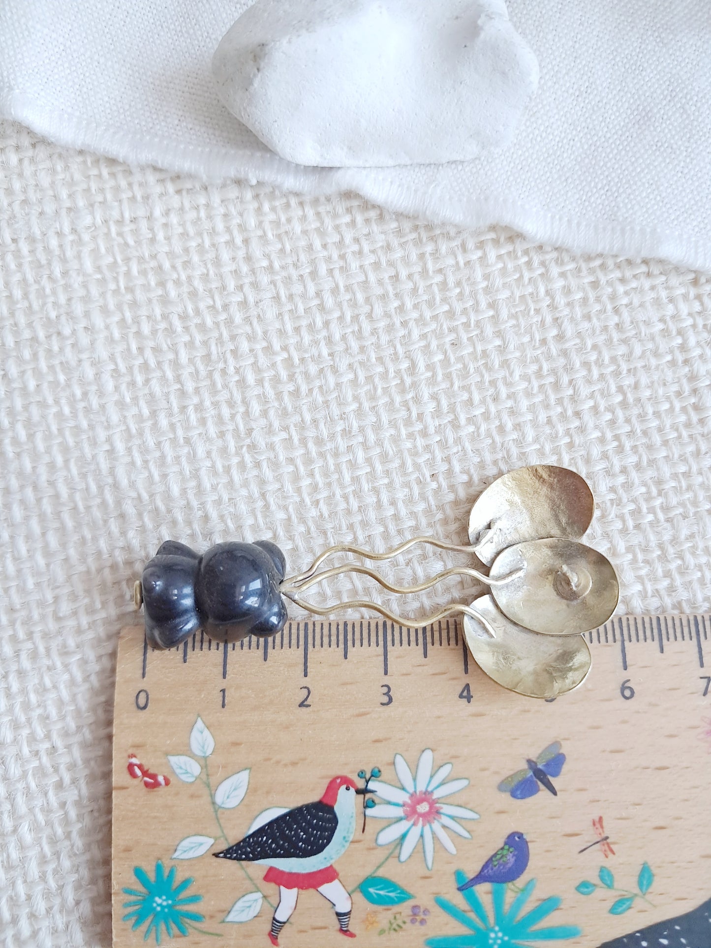 Pin's nounours suspendu à des ballons en obsidienne argentée