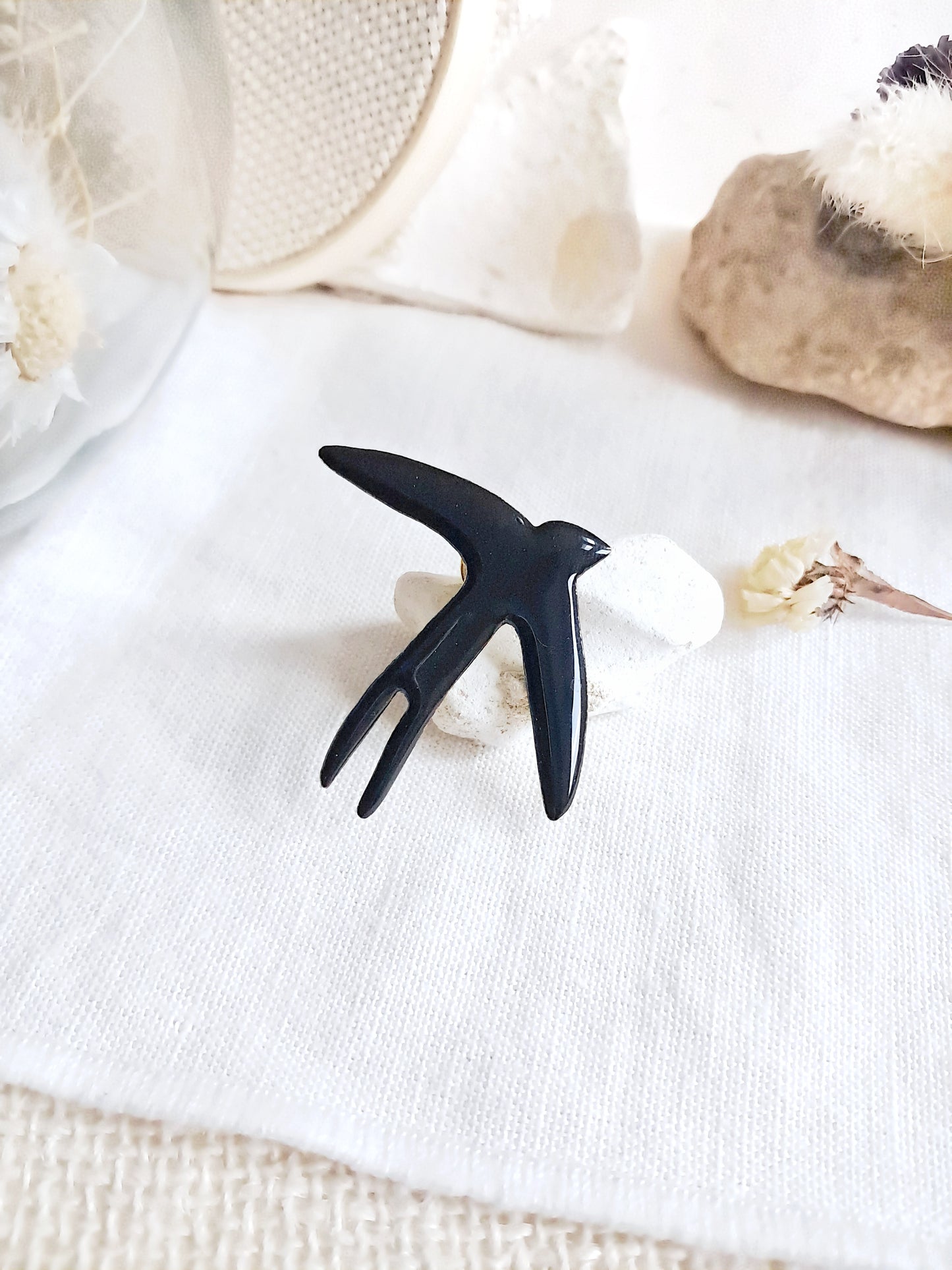Pin's oiseau noir en laiton et émail