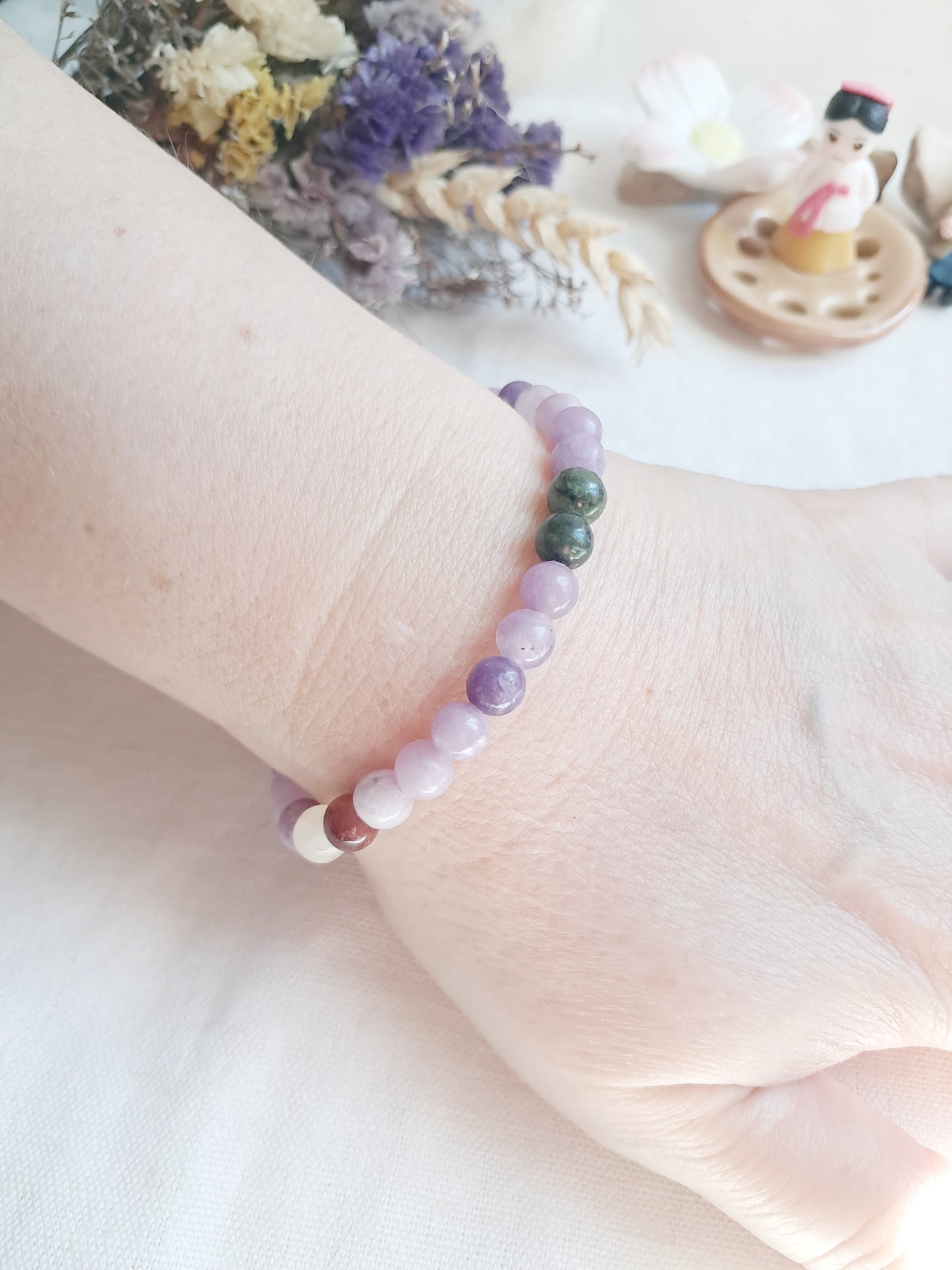 Bracelet fleur d'hibiscus (무궁화) en jade, quartz et lépidolite