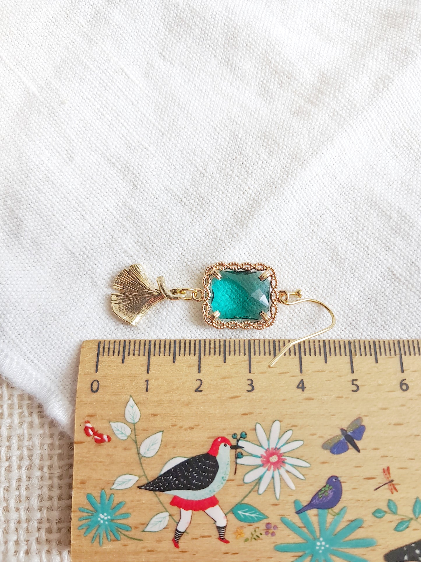 Boucles d'oreilles pendantes feuilles de ginkgo et gemmes vertes