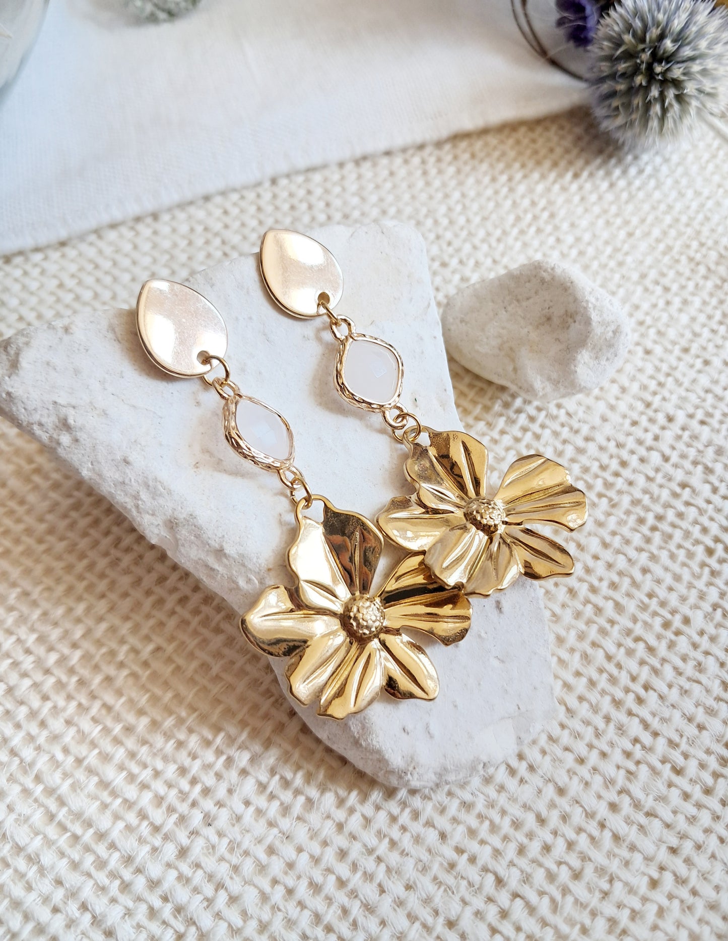Boucles d'oreilles pendantes fleurs dorées et blanches