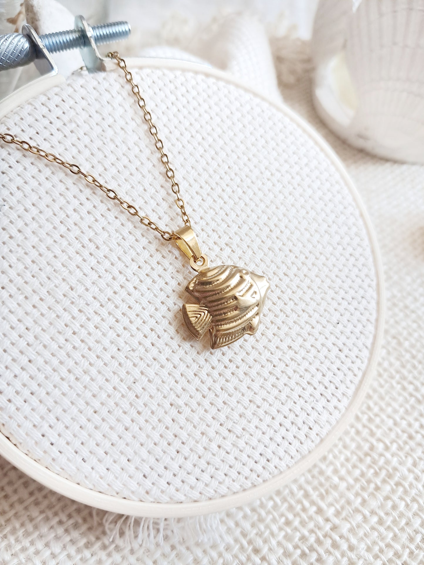 Collier pendentif poisson en acier inoxydable doré