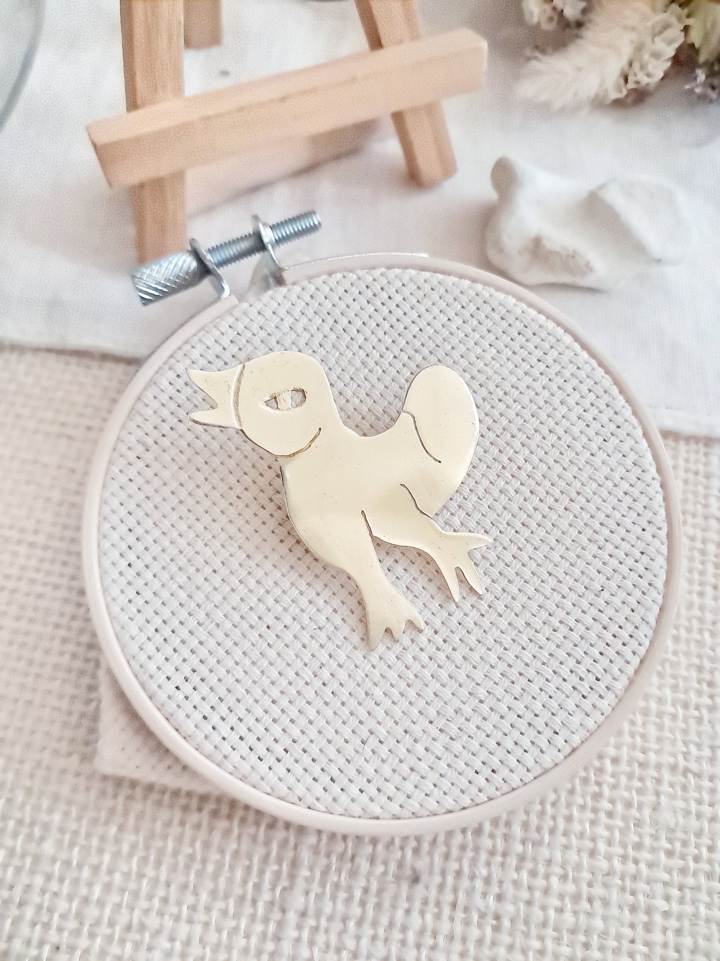 Pin's oiseau en laiton inspiré de Chagall