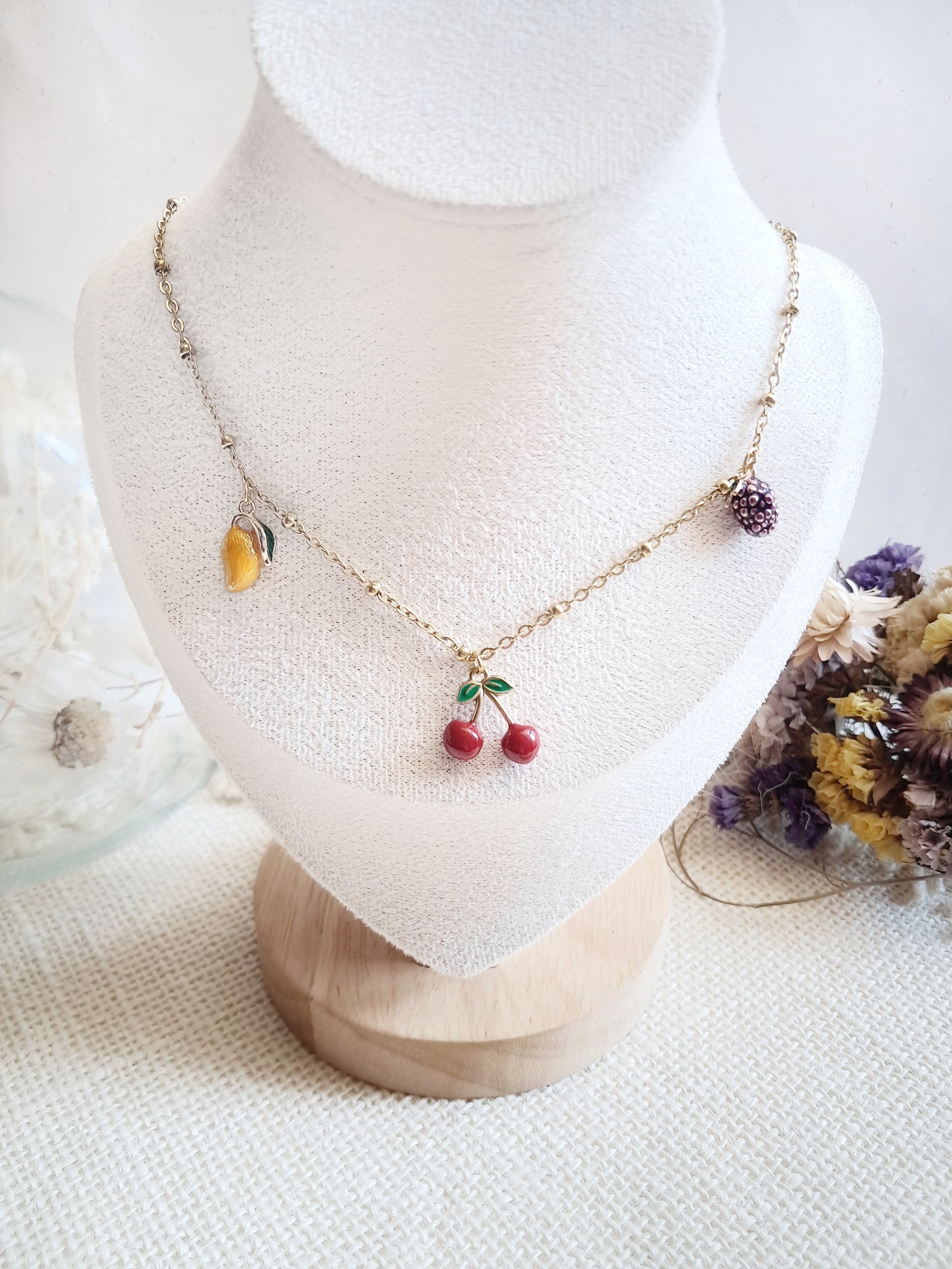 Collier fruits : mangue, cerise et mûre en acier inoxydable doré