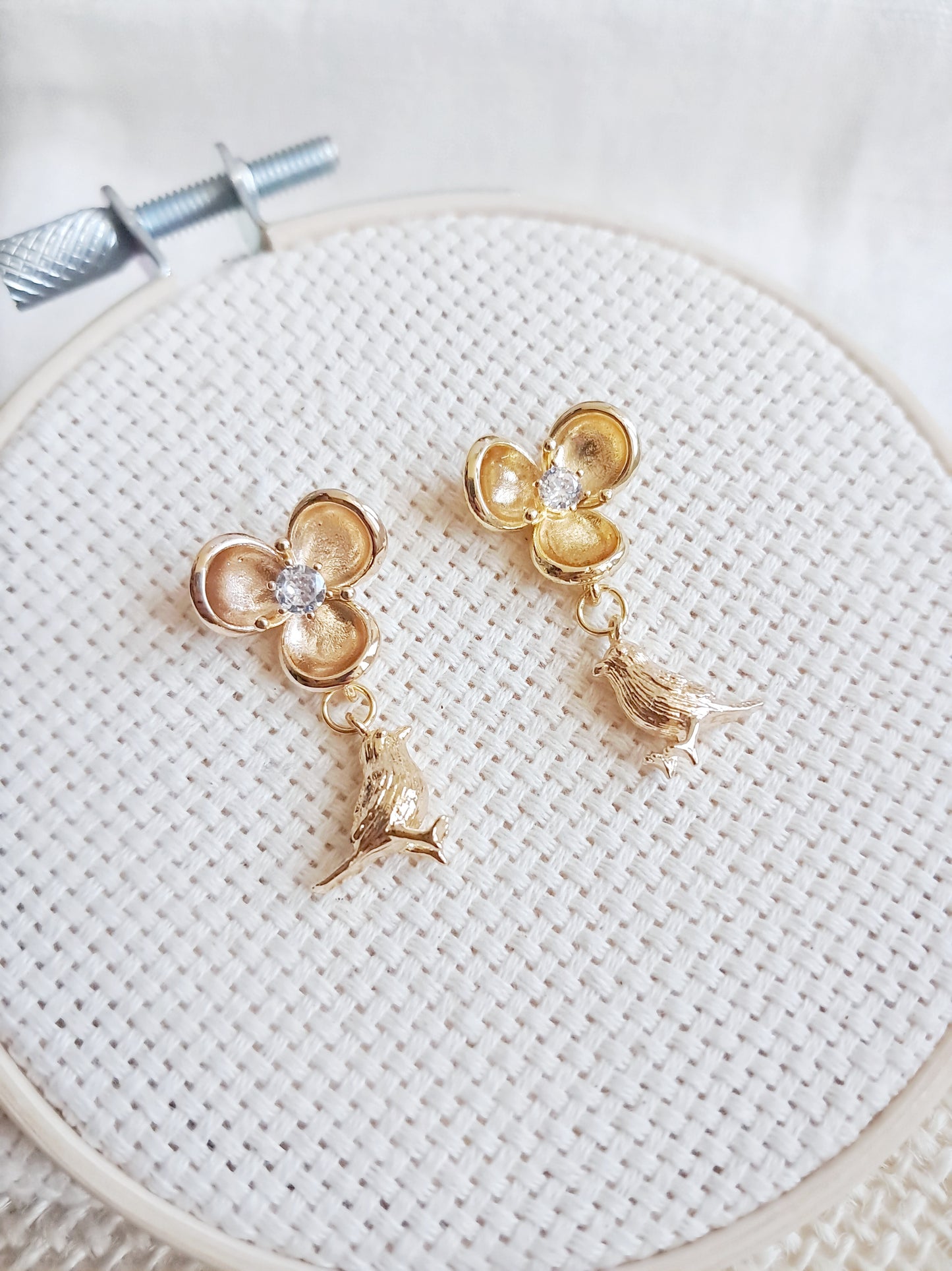 Boucles d'oreilles fleurs et oiseaux en laiton