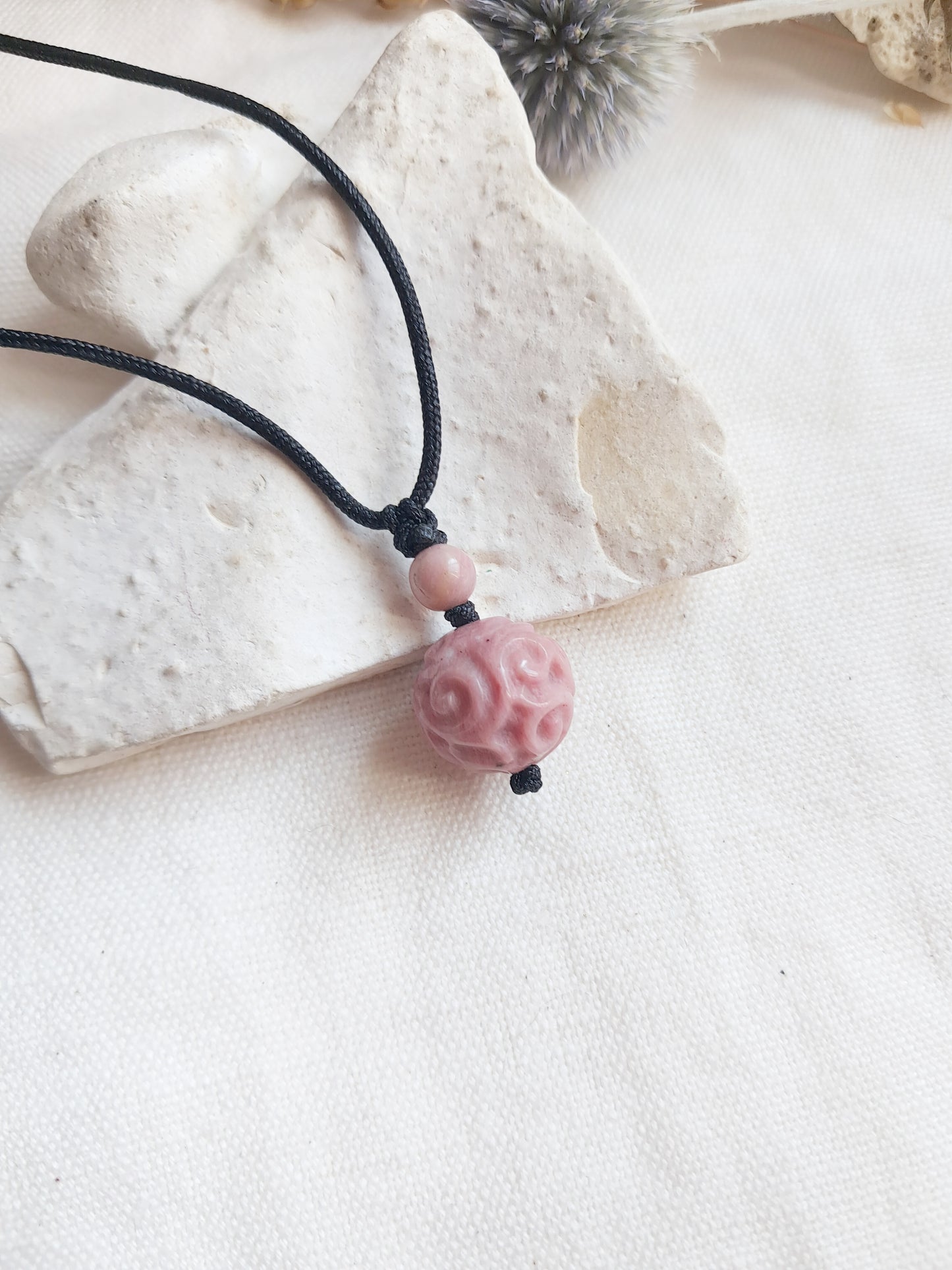 Collier ajustable boule sculptée en rhodonite