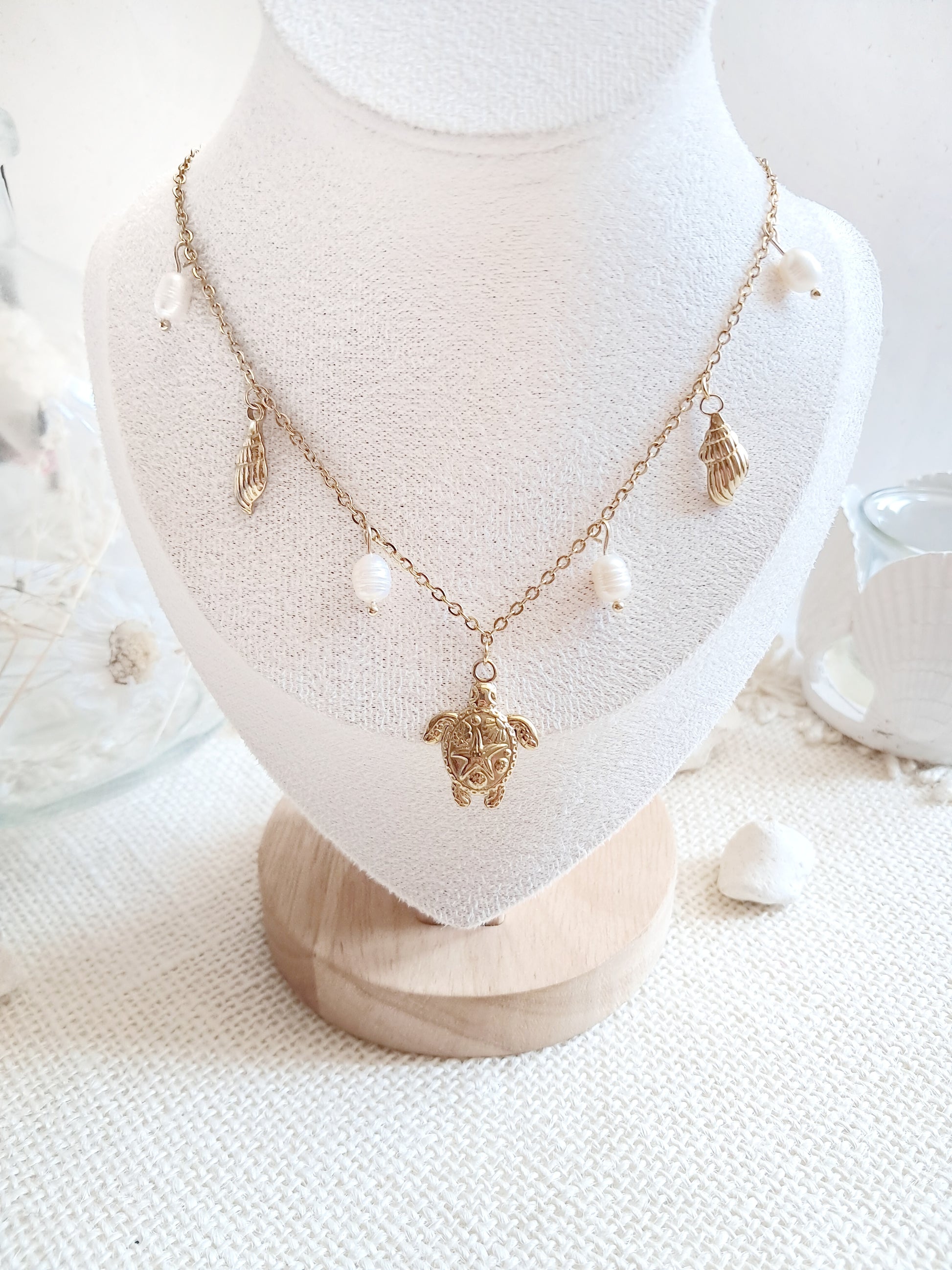 Collier tortue, coquillages et perles d'eau douce