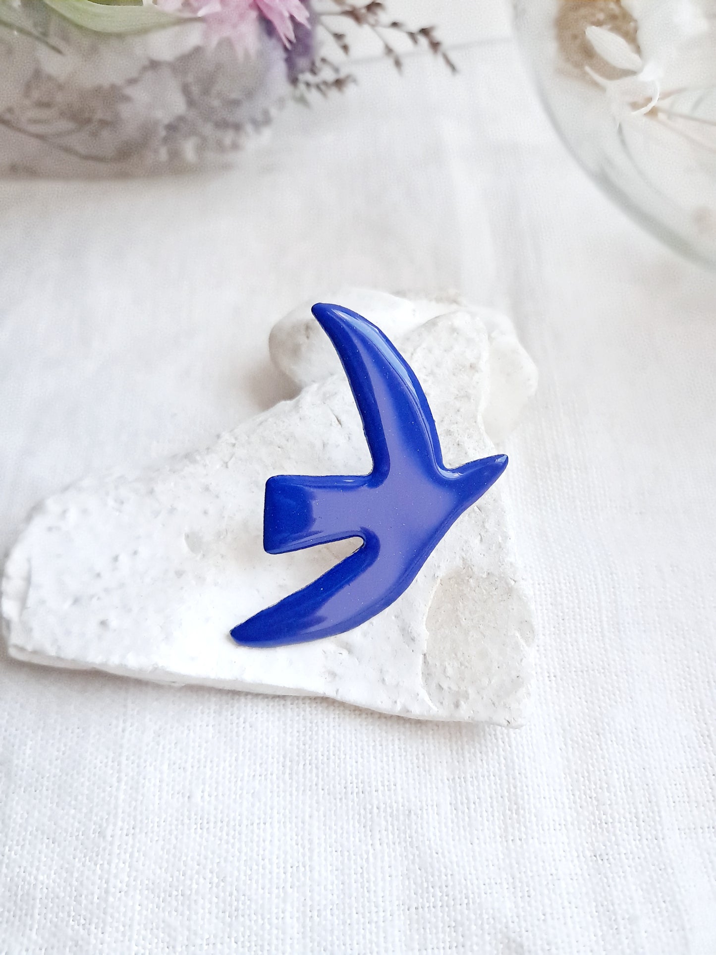 Pin's oiseau bleu de Matisse en laiton et émail