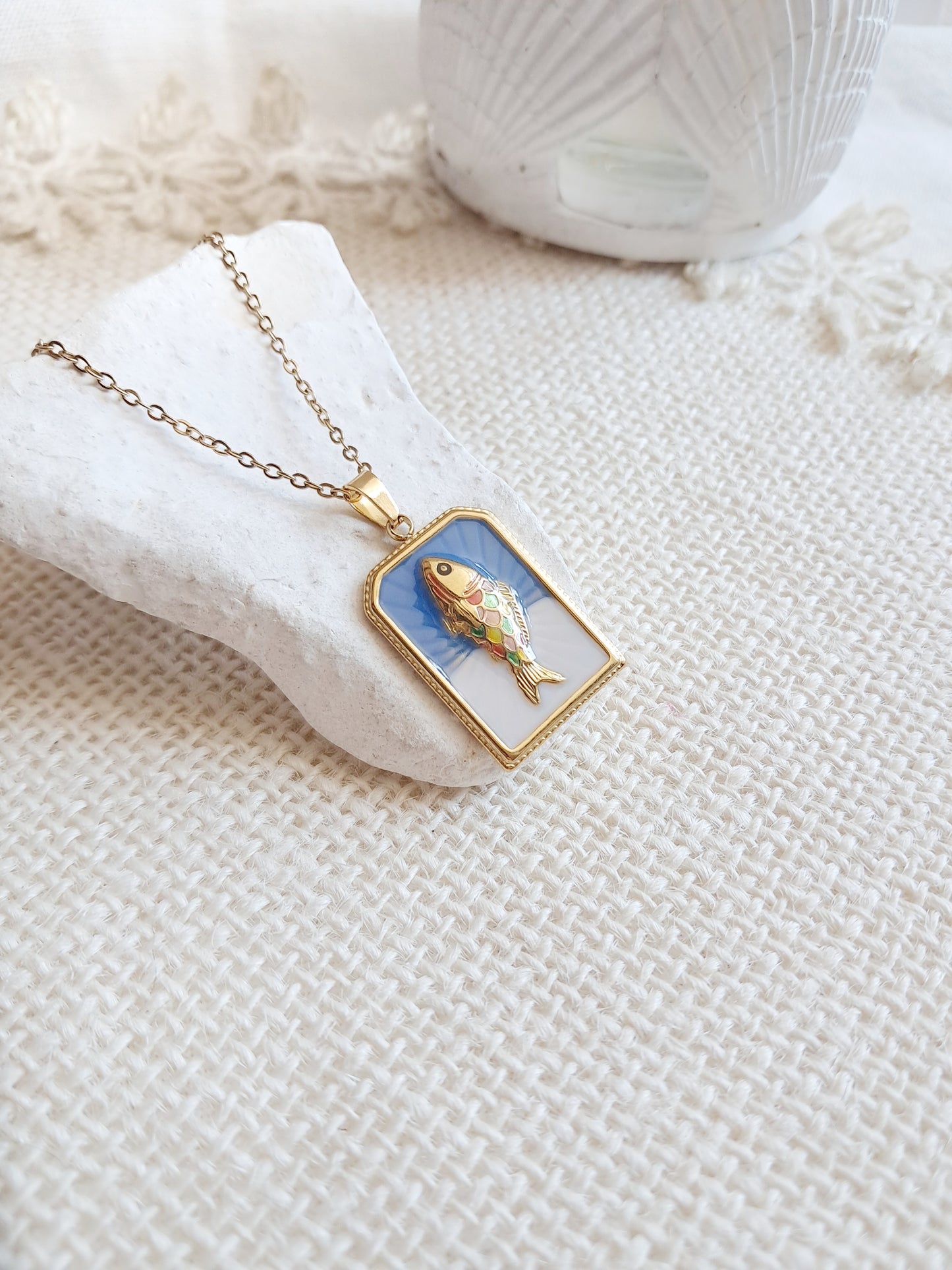Collier pendentif plaque poisson colorée en acier inoxydable doré