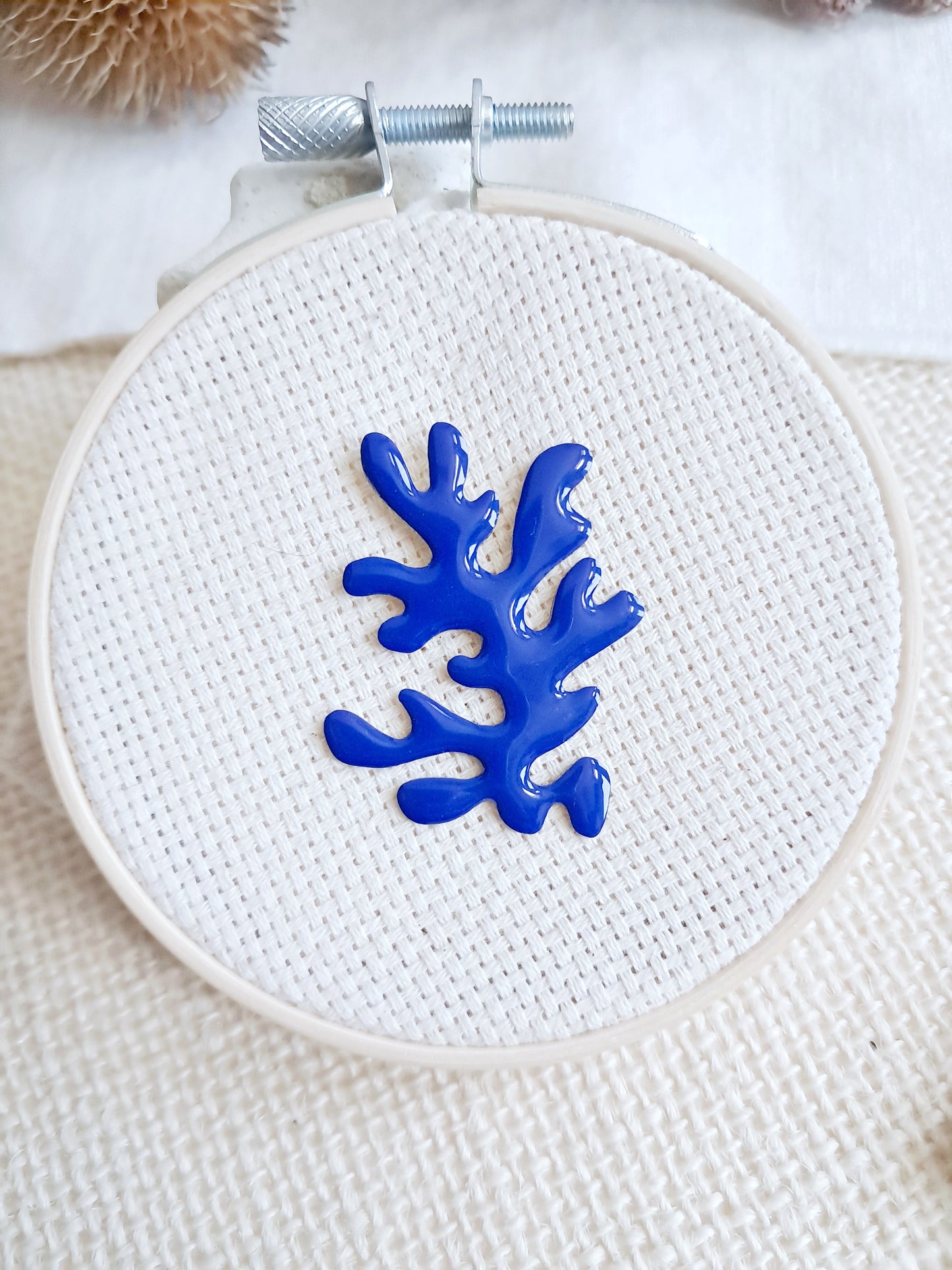 Pin's algue corail rouge inspiré de Matisse en laiton et émail