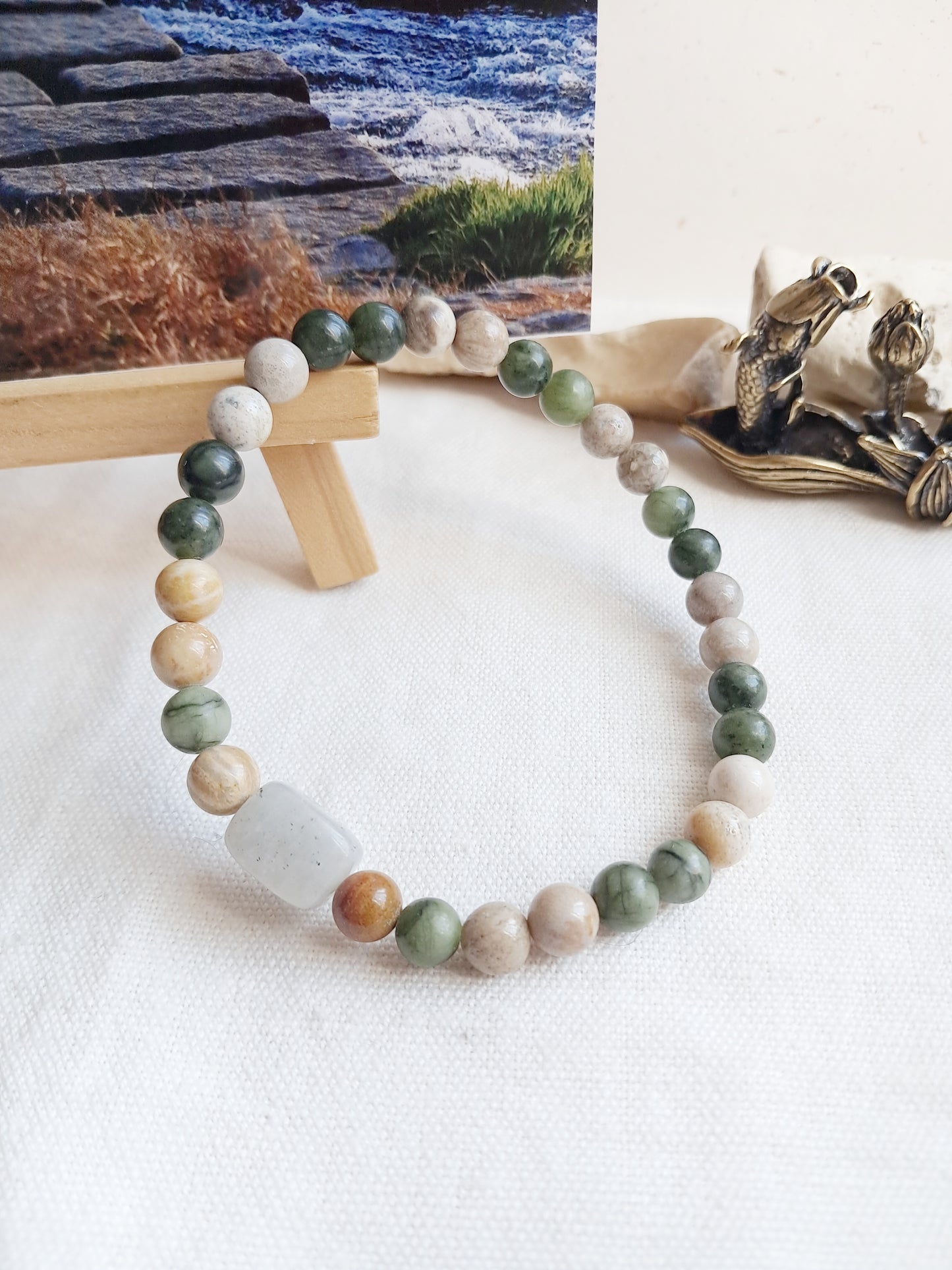 Bracelet "Paysage automnal de Corée" en labradorite, jade vert et fossile de corail