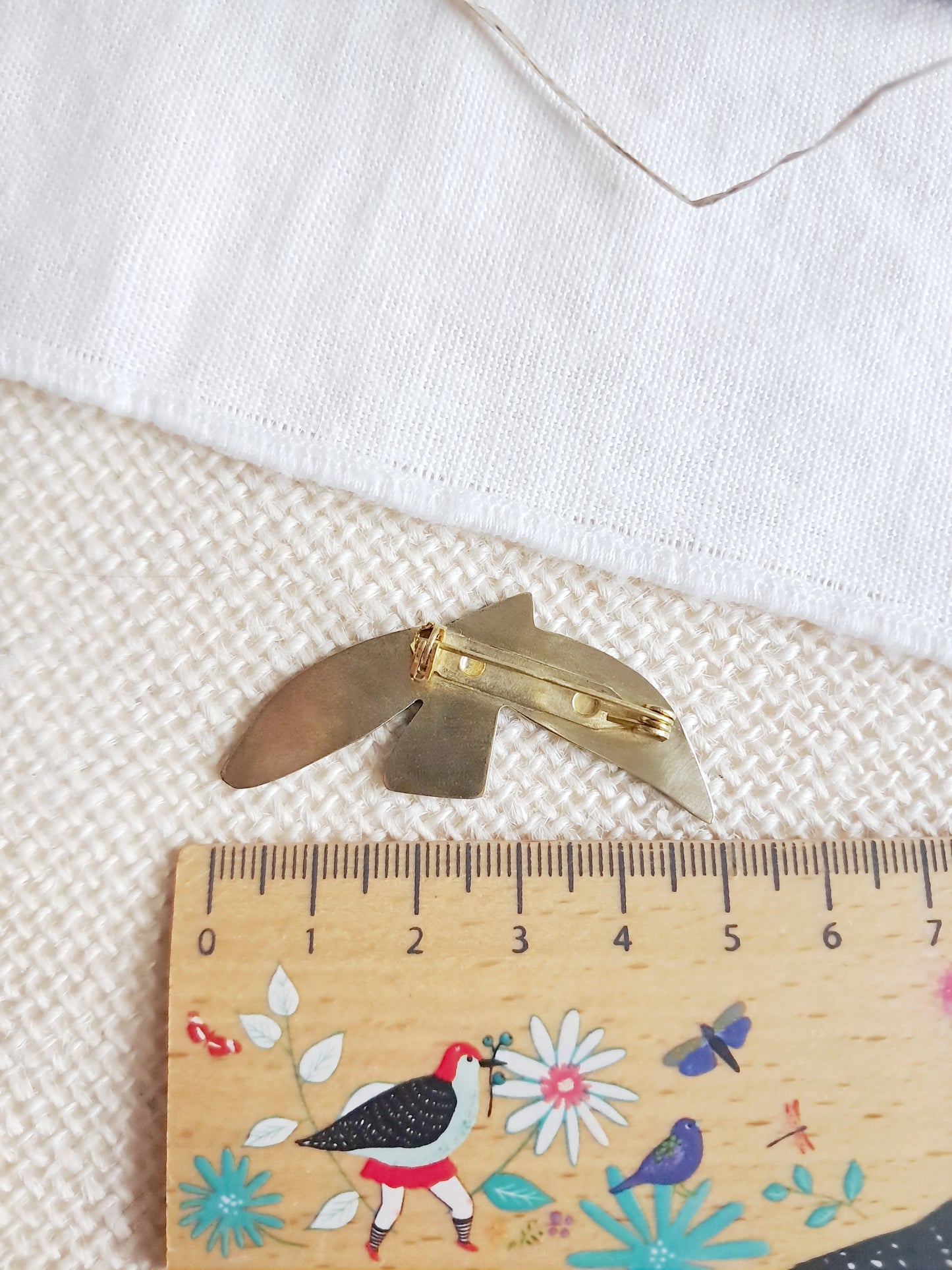 Broche oiseau bleu de Matisse en laiton et émail