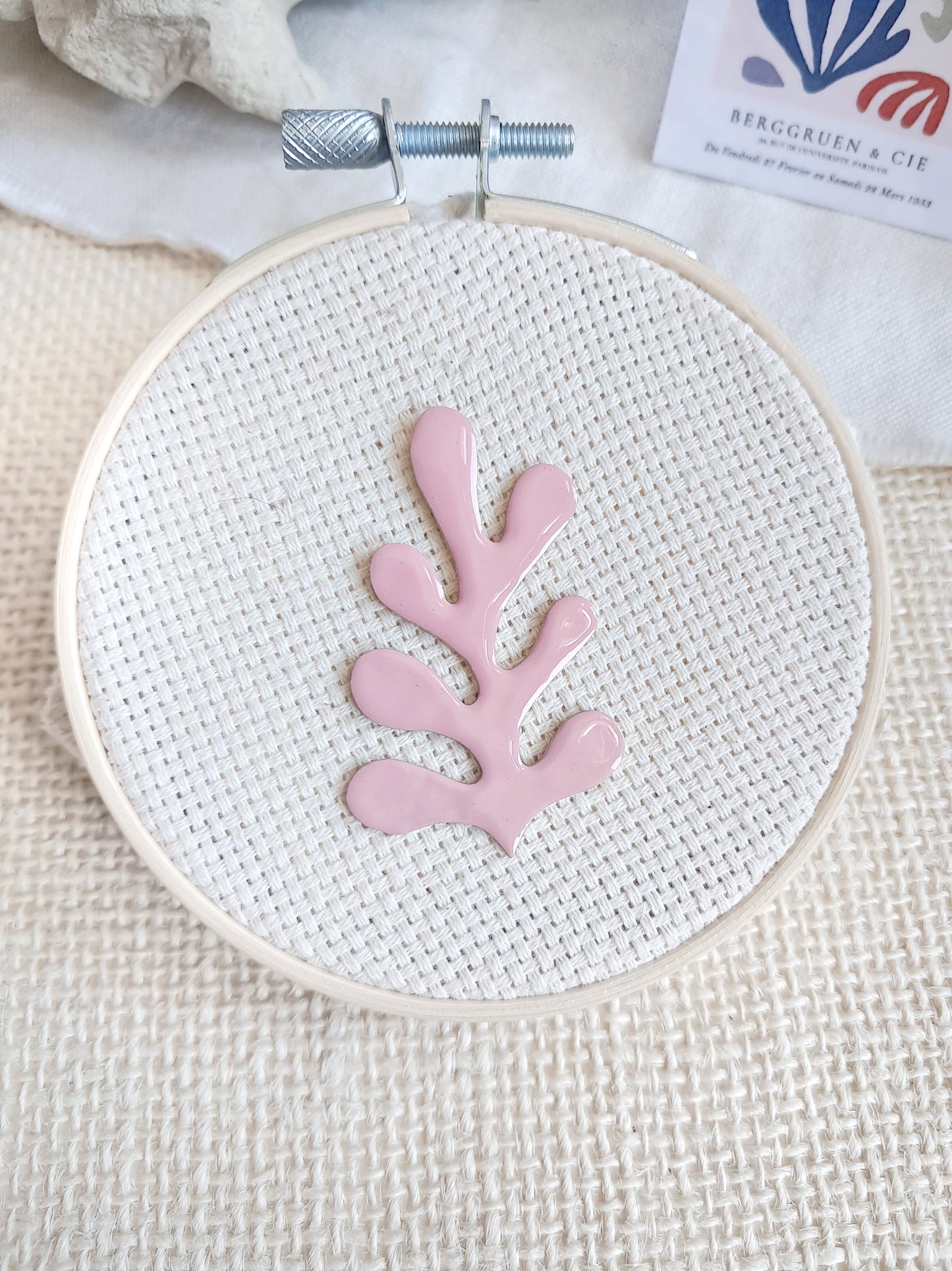 Pin's algue rose inspiré de Matisse