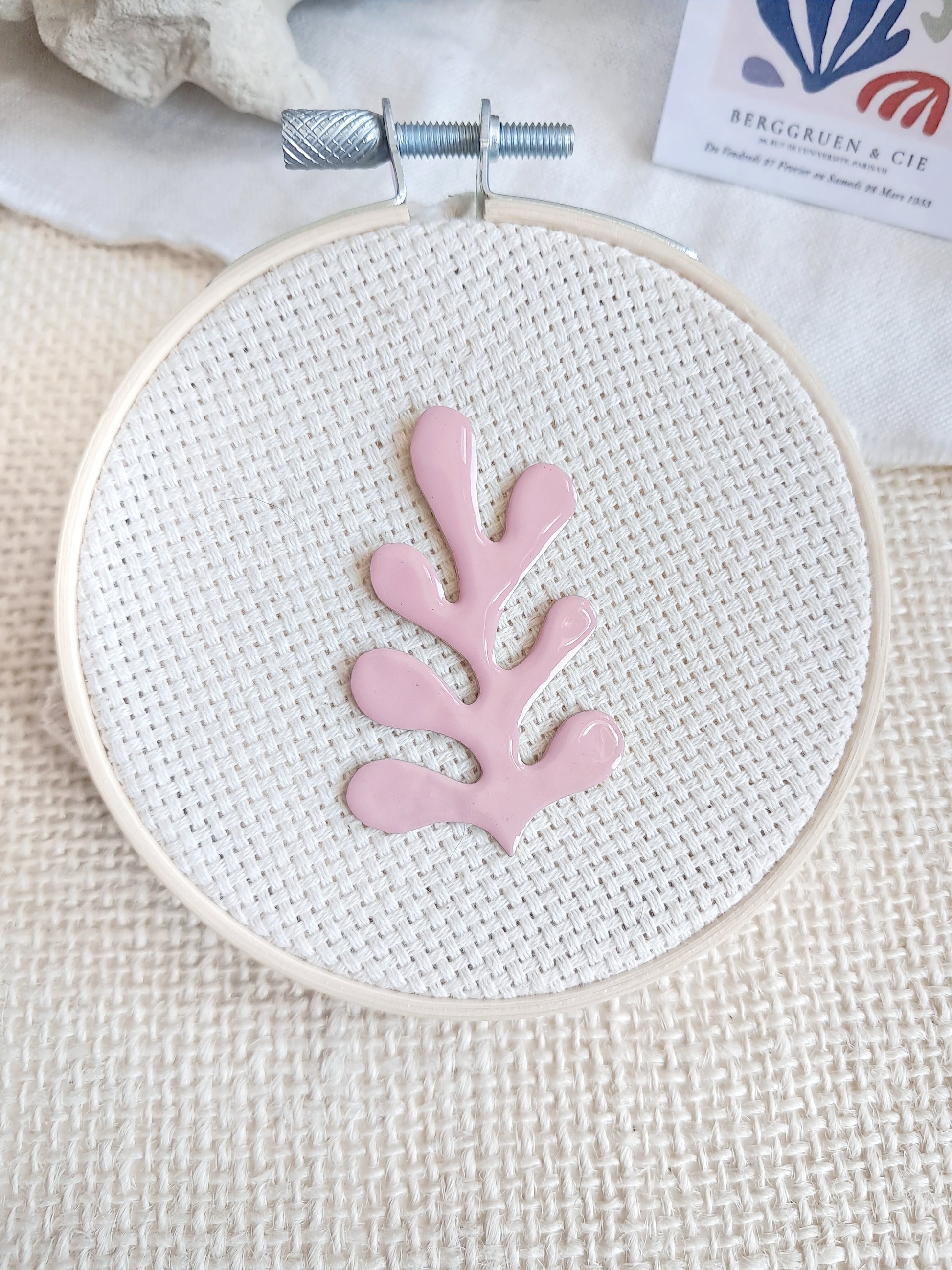 Pin's algue rose inspiré de Matisse