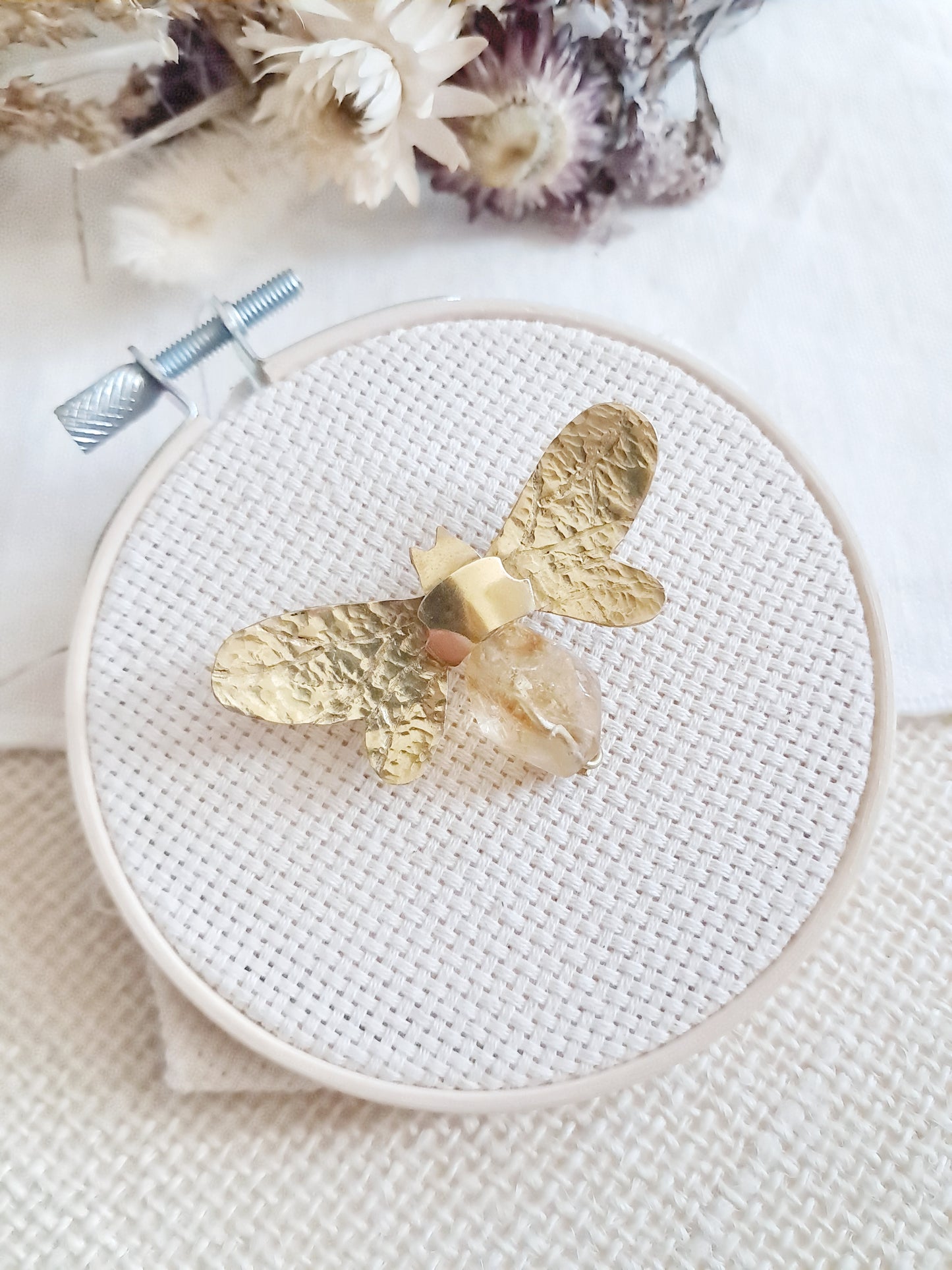 Broche abeille en laiton et quartz doré