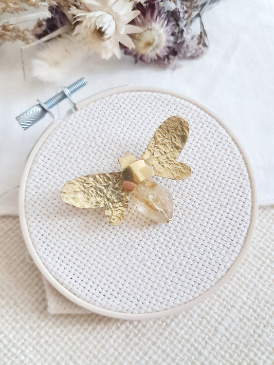 Broche abeille en laiton et quartz doré
